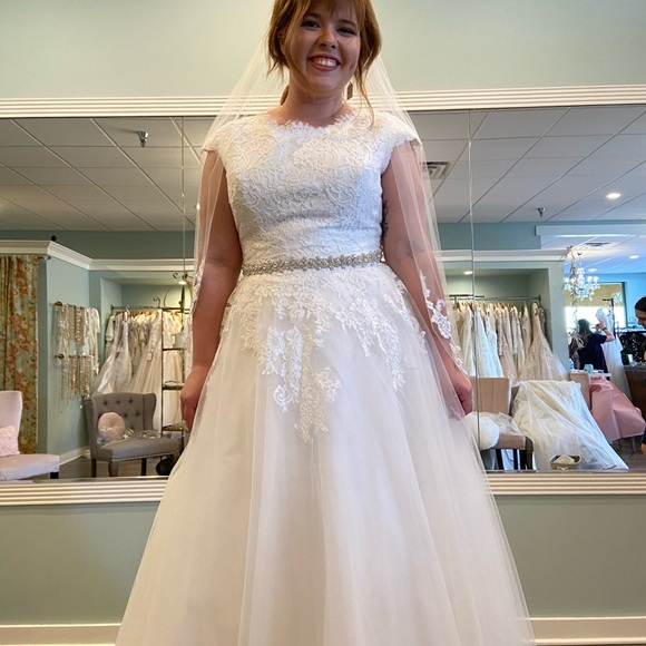 Cap sleeve wedding dress - Picture 4 of 4